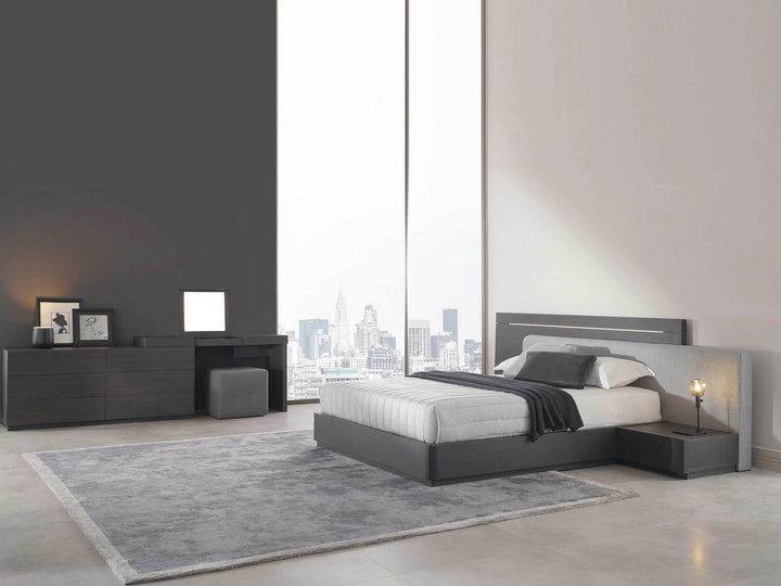 Tweepersoonsbed - plat hoofdeinde en houten bedframe