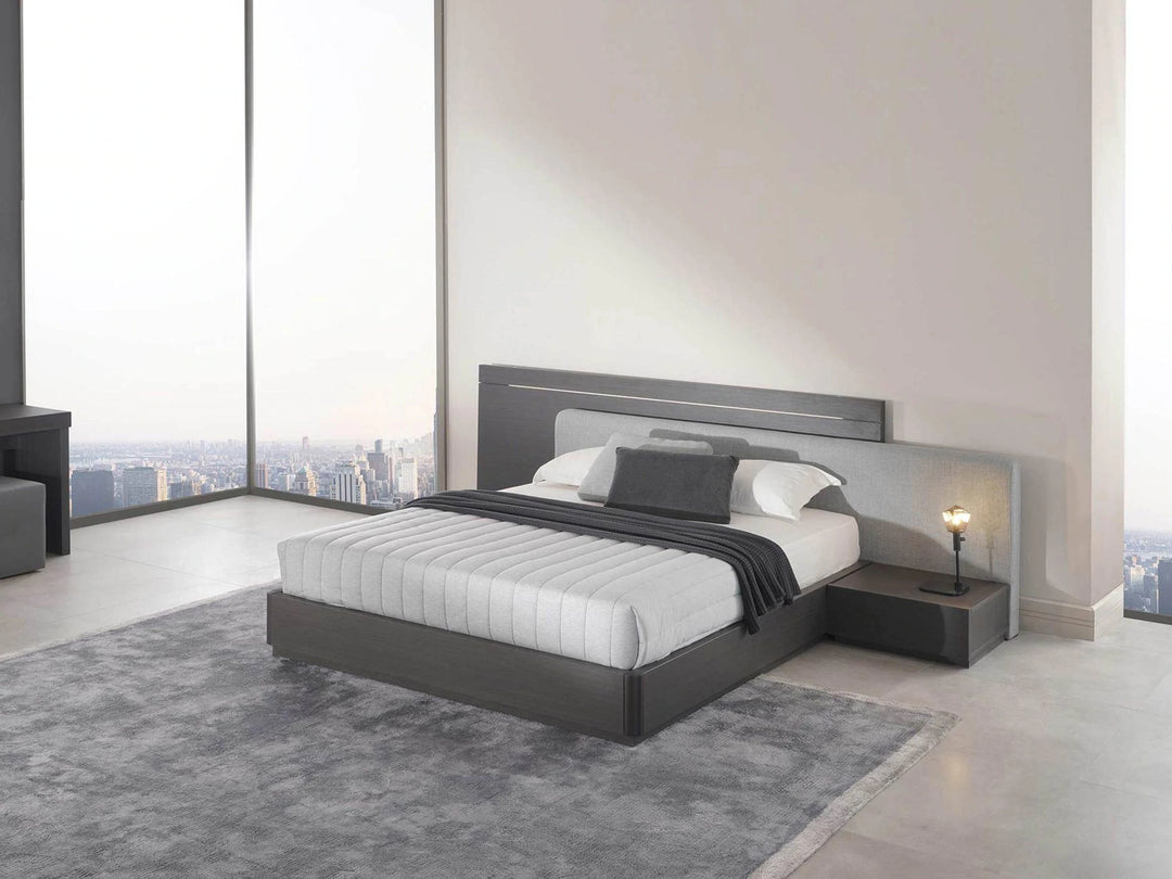 Tweepersoonsbed - plat hoofdeinde en houten bedframe