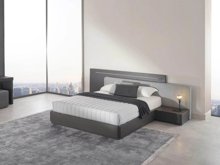 Tweepersoonsbed - plat hoofdeinde en houten bedframe
