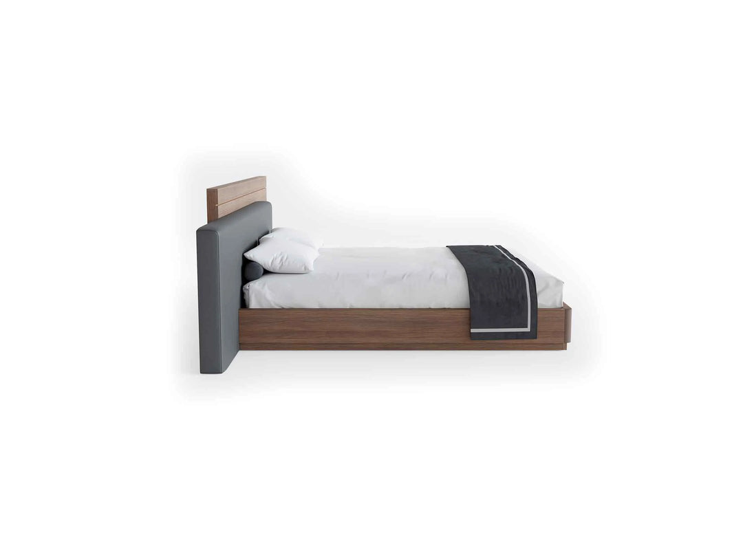 Tweepersoonsbed - plat hoofdeinde en houten bedframe