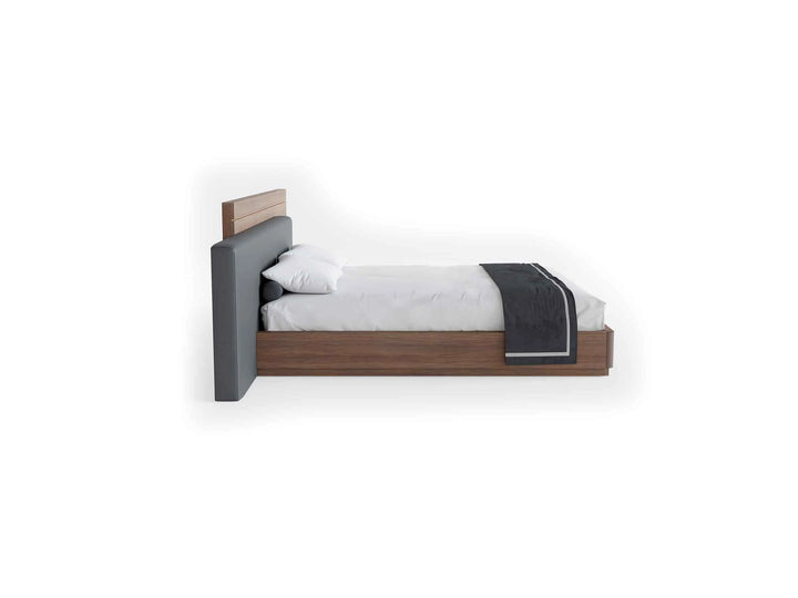 Tweepersoonsbed - plat hoofdeinde en houten bedframe