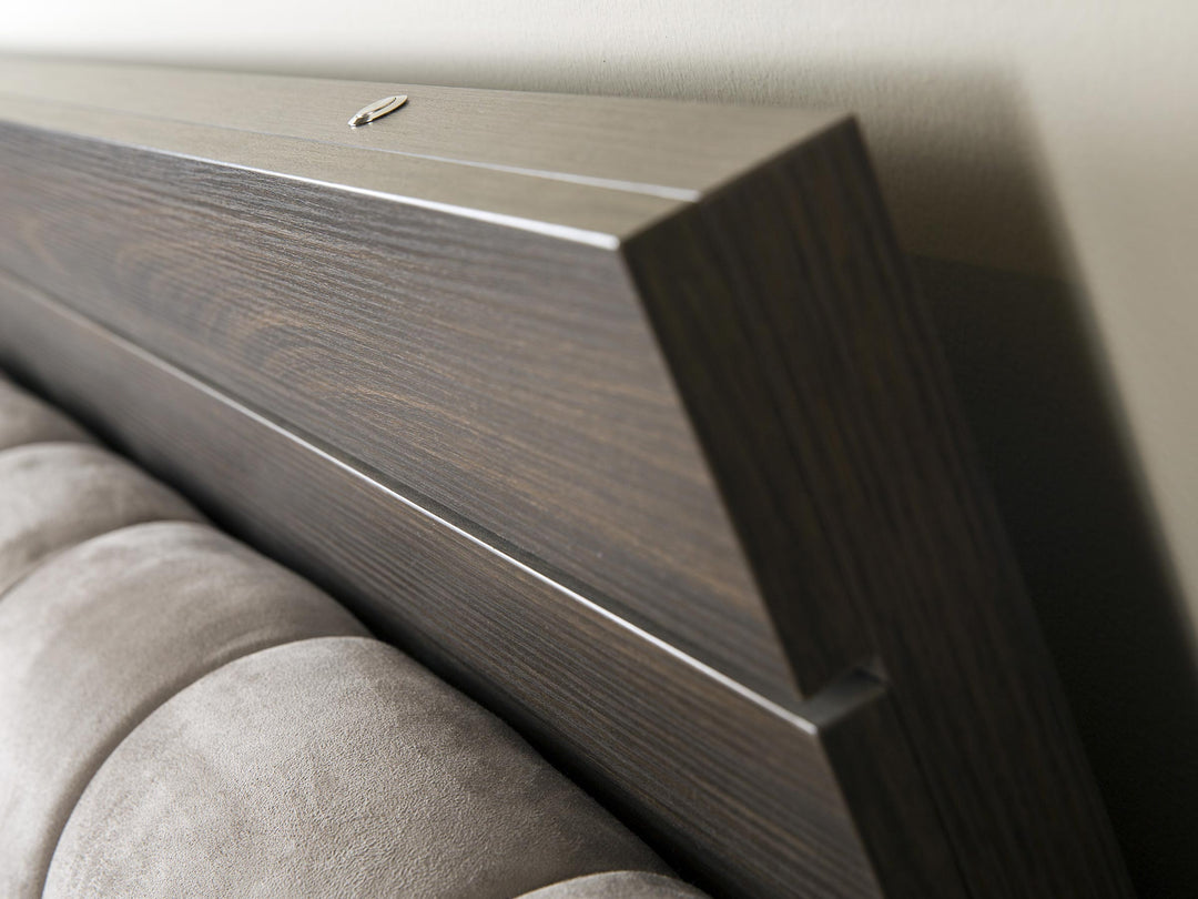 Tweepersoonsbed - gesneden hoofdeinde en houten bedframe