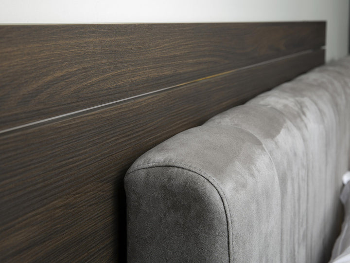 Tweepersoonsbed - gesneden hoofdeinde en houten bedframe