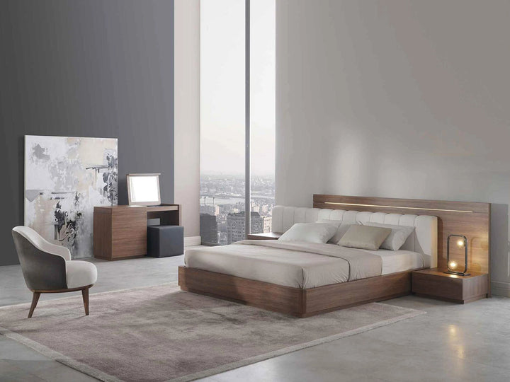 Tweepersoonsbed - gesneden hoofdeinde en houten bedframe